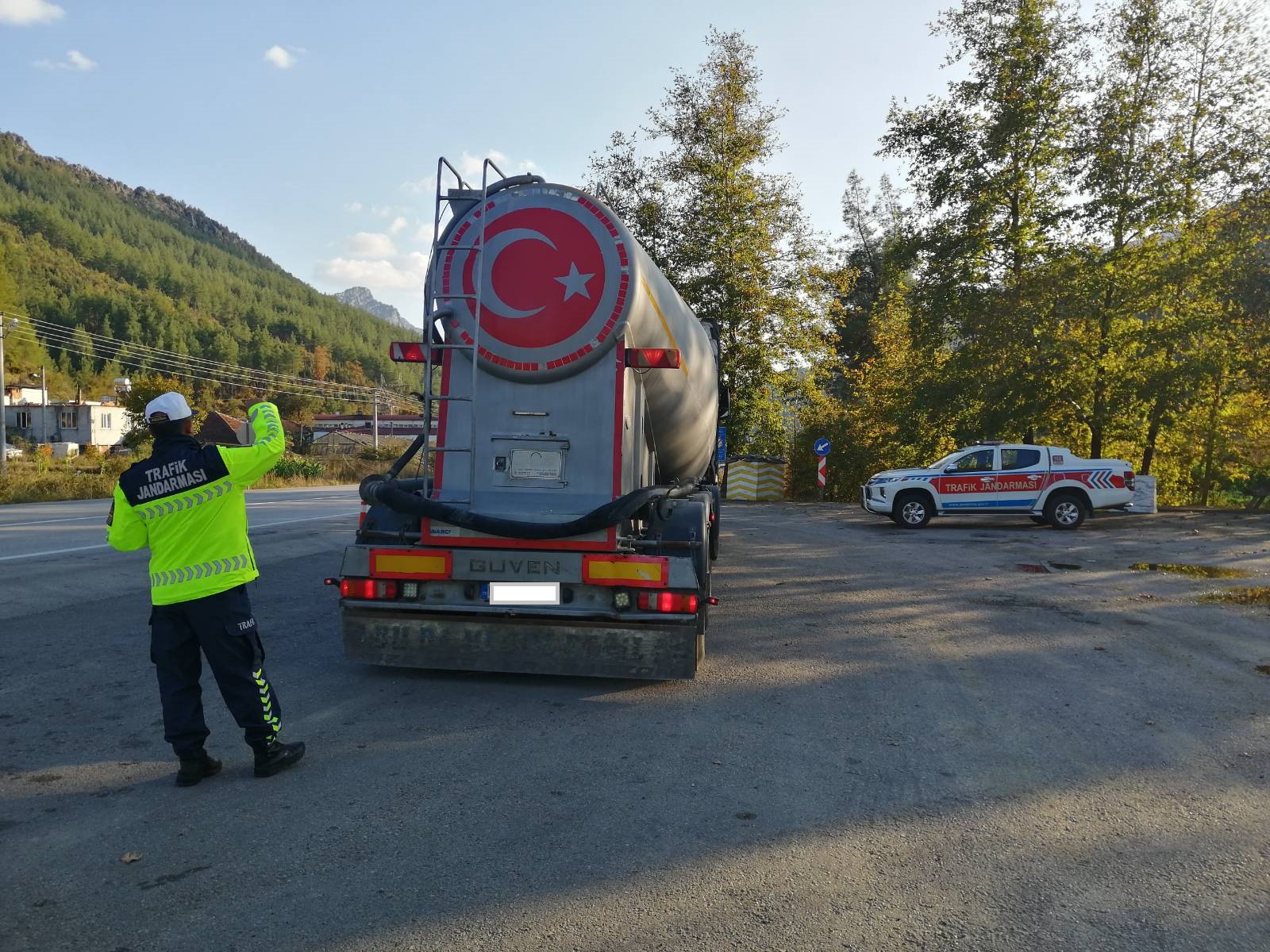 Jandarma Trafik Ekiplerinden Standart Dışı Işık Kullanımı Denetimi